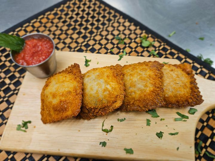 Toasted Ravioli w. Marinara Sauce (4 pc)